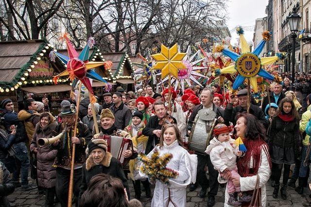 Колядяющие стукати в будинку, співають господарям колядки, а господарі, у свою чергу, обдаровують їх солодощами. Фото: Кумушка.сом