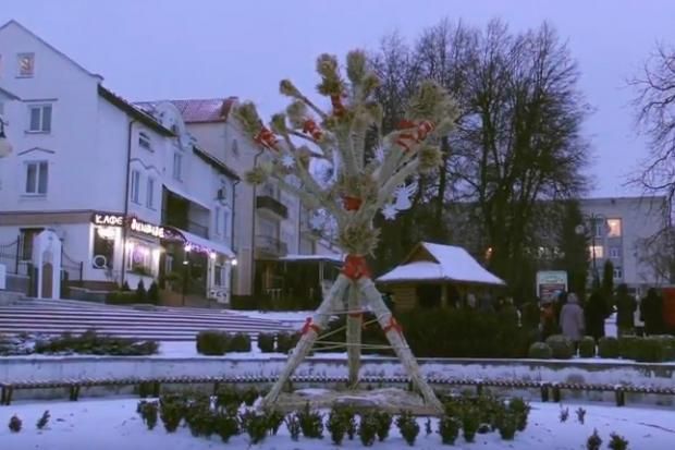 Луцький Дідух простоїть на площі до Хрещення. Фото: volynpost.com