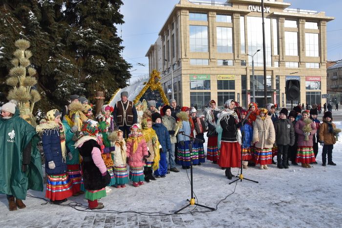 Поряд з Дідухом вже традиційно встановили громадську свічку.