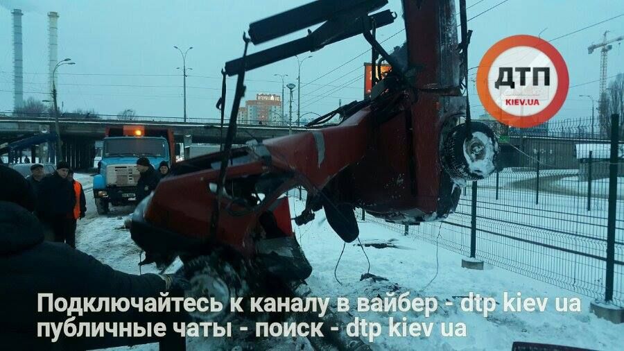 Водителей призывают к особой осторожности на дорогах из-за сильной гололедицы.