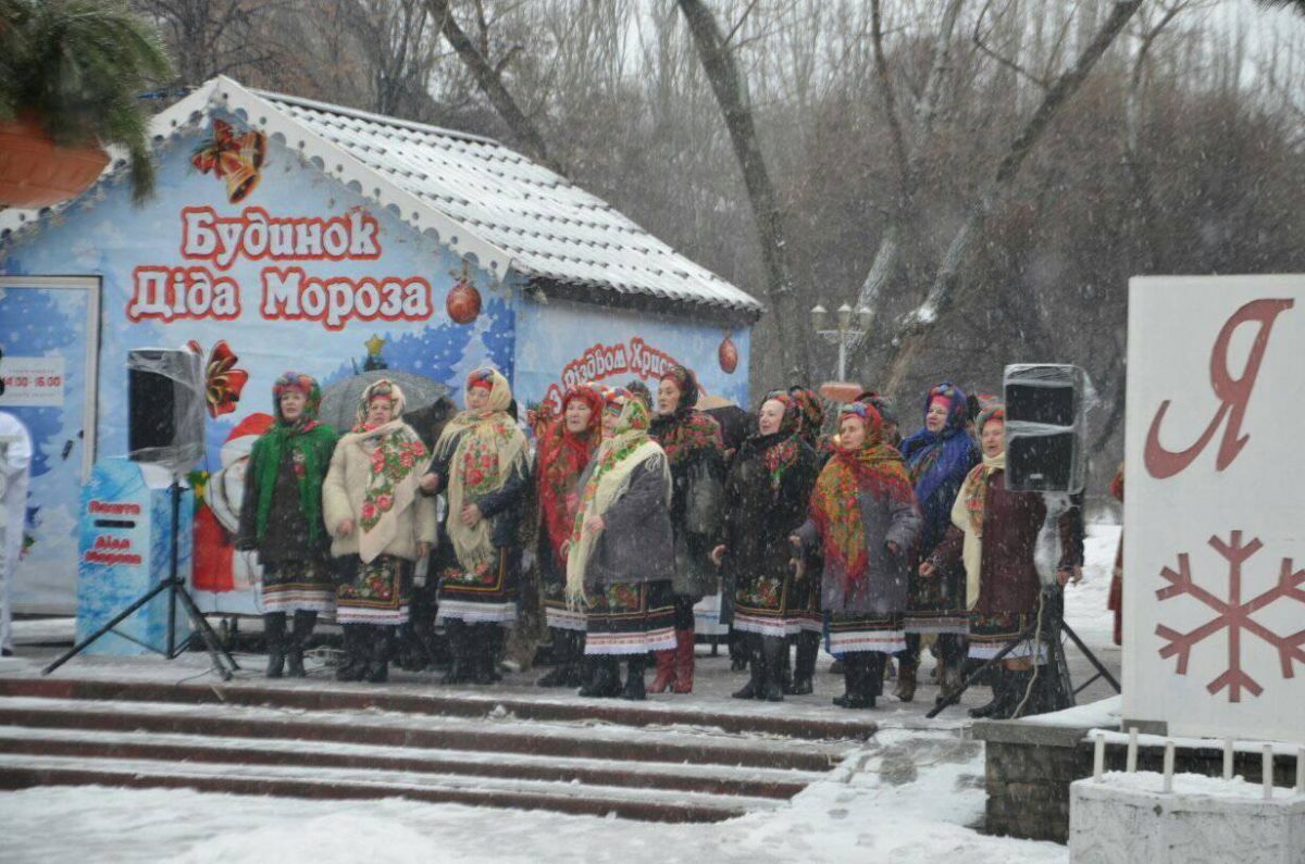 Несмотря на непогоду, люди пришли отмечать Старый Новый год. Фото: news.zp.ua