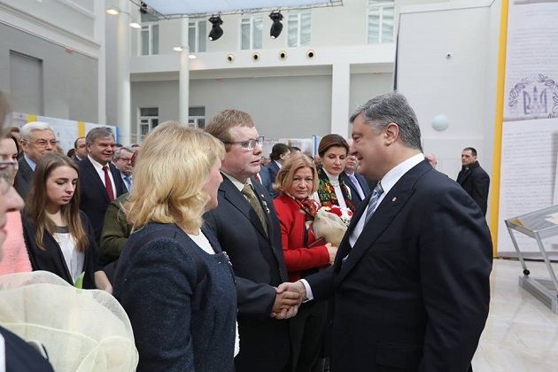 Освобожденный из плена Жемчугов получил звание Героя Украины. Фото: facebook.com/petroporoshenko
