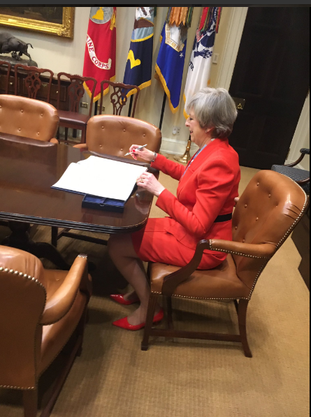 Тереза Мэй поставила свою подпись в книге Белого дома. Фото: @WhiteHouse