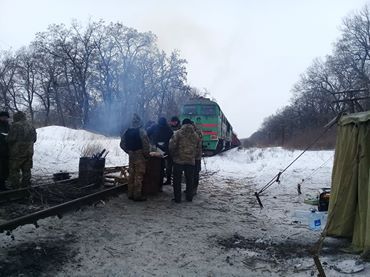 Активисты заблокировали ж/д пути в Луганской области. Фото: facebook.com/o.volina