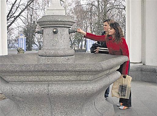Фонтан-магніт біля Михайлівського собору також виконує бажання. Фото: ForumKiev.com
