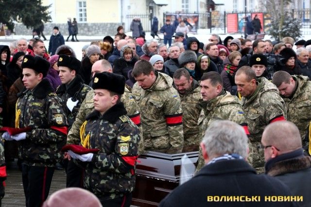 Попрощаться с мэром пришли почти 3 тысячи горожан. Фото: volynnews.com