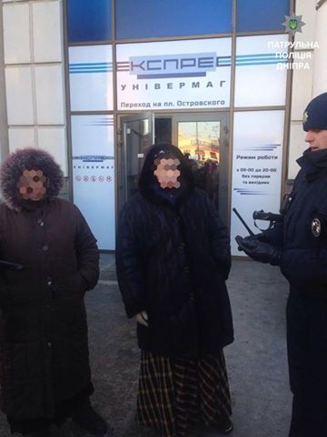 Женщин доставили в районное отделение полиции.