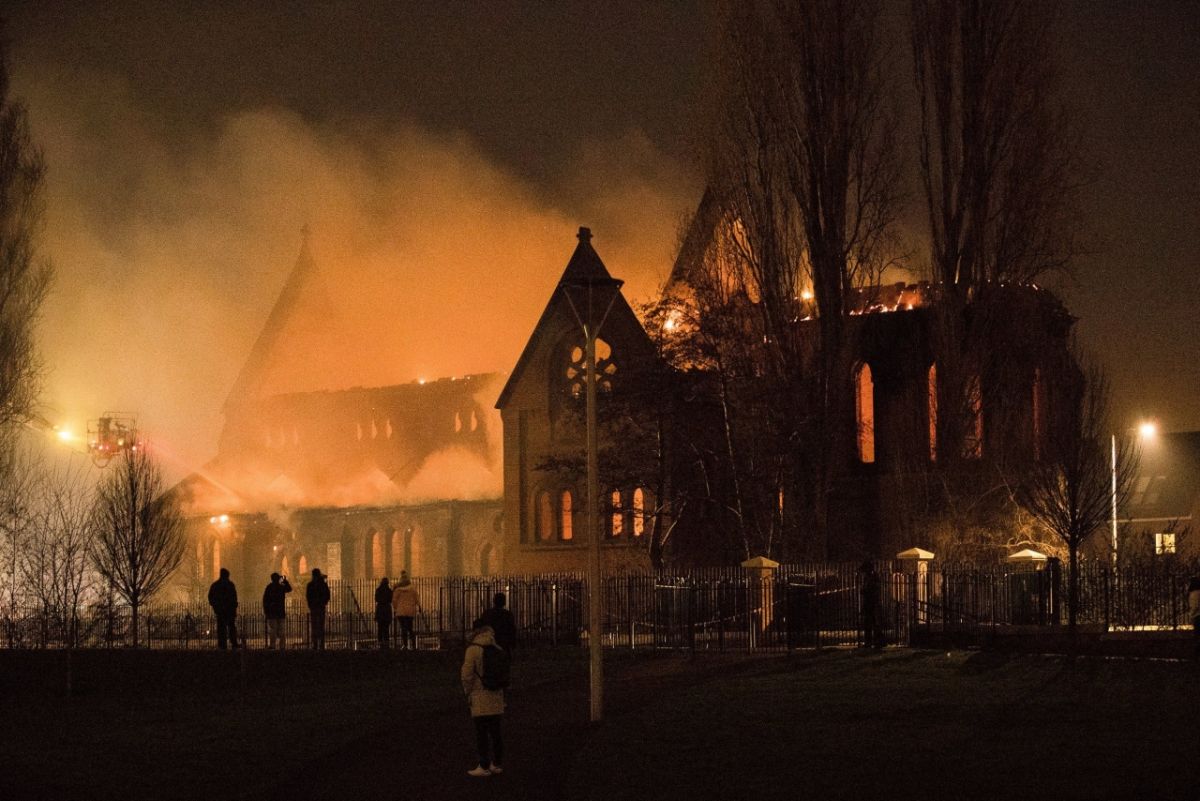 Пожар было видно практически из любой точки города. Фото: Manchester Evening News.