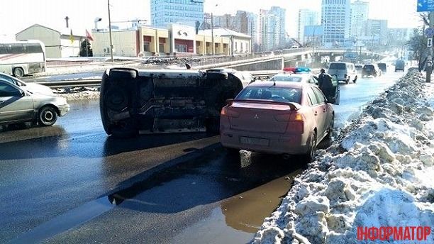 Автомобиль усложнил движение 