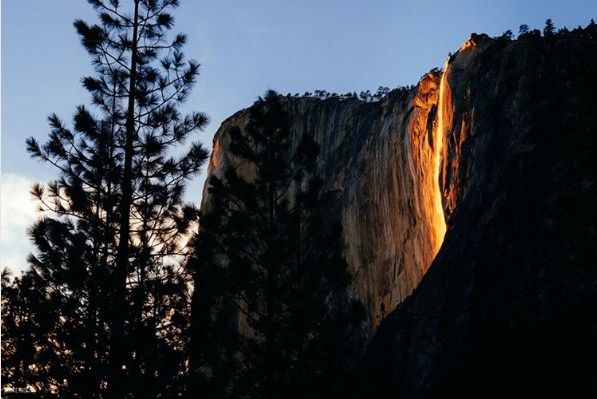 Огненный водопад в США. Фото: SANGEETA