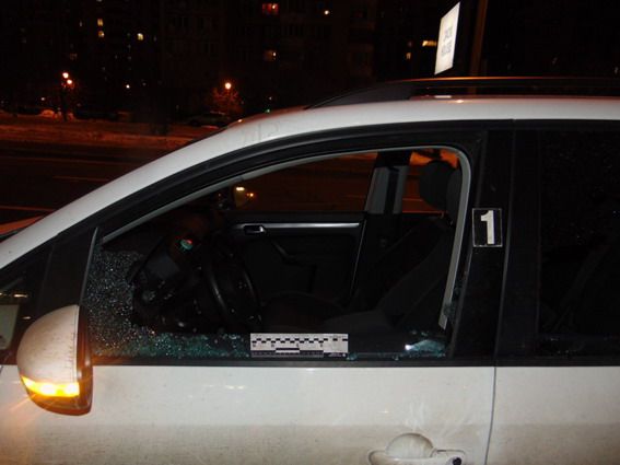 В автомобили разбили стекло. Фото: kyiv.npu.gov.ua