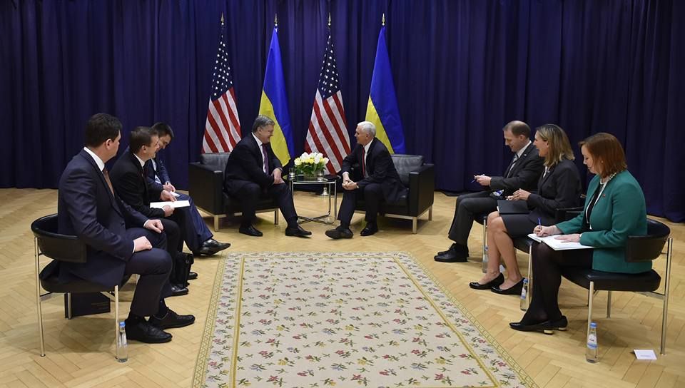Порошенко показав Євангеліє, що побувало з українським військовим на Донбасі. Фото: facebook.com/svyatoslav.tsegolko