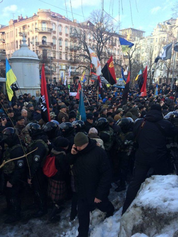 К 15.00 участники пришли к АП со стороны метро 