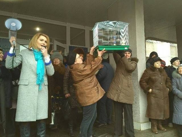 Жители Херсона принесли крыс для Миколаенко. Фото: khersonline.net