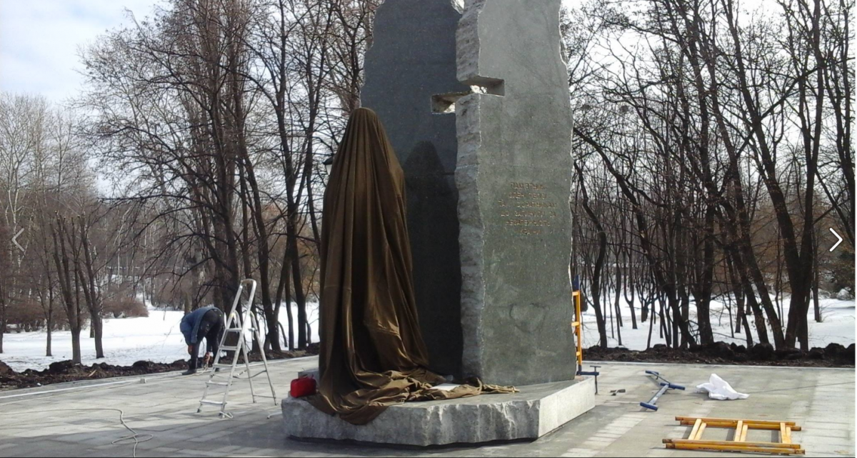 На постаменте надпись: 