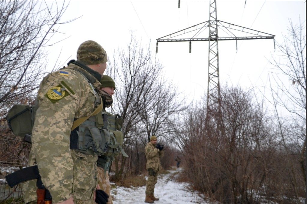 В Авдіївці відновлюють електрика. Фото: mil.gov.ua