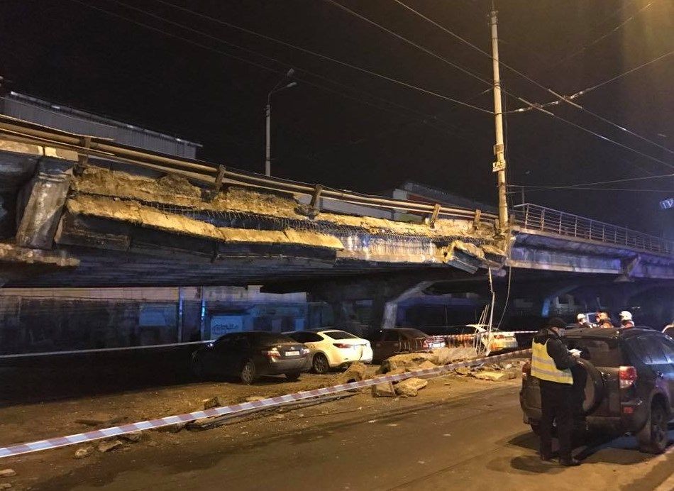 В Киеве обрушился мост. Фото: facebook.com/lelik13/