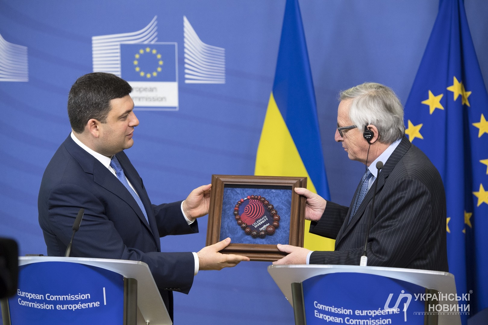 Гройсман подарував Юнкеру зображення логотипу конкурсу