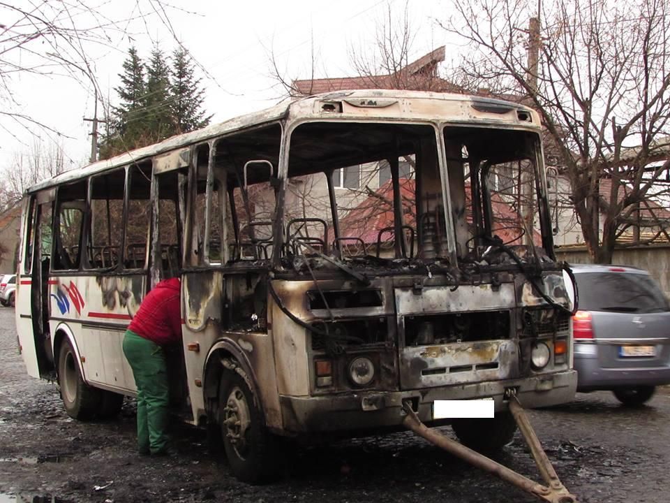 В Мукачево горел автобус. Фото: pmg.ua