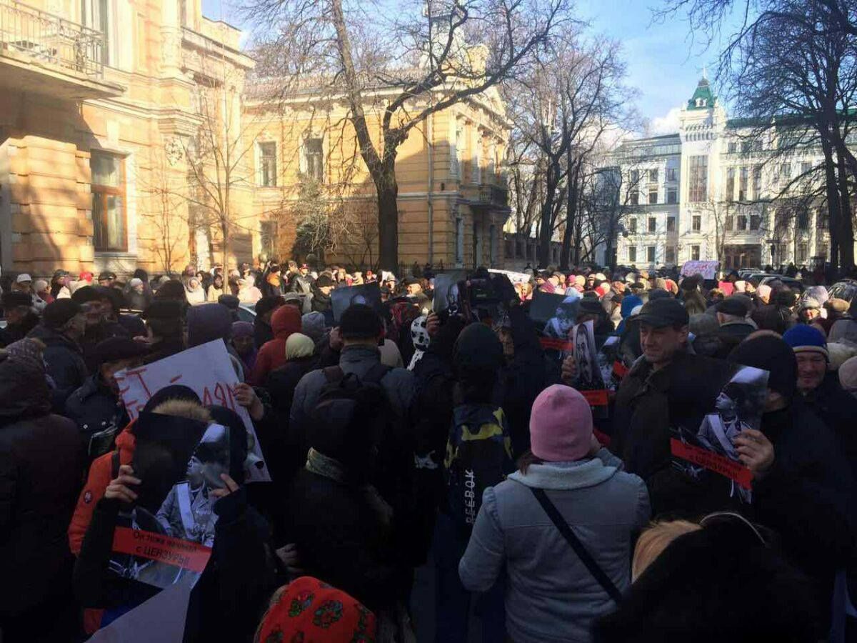 Люди вышли поддержать 
