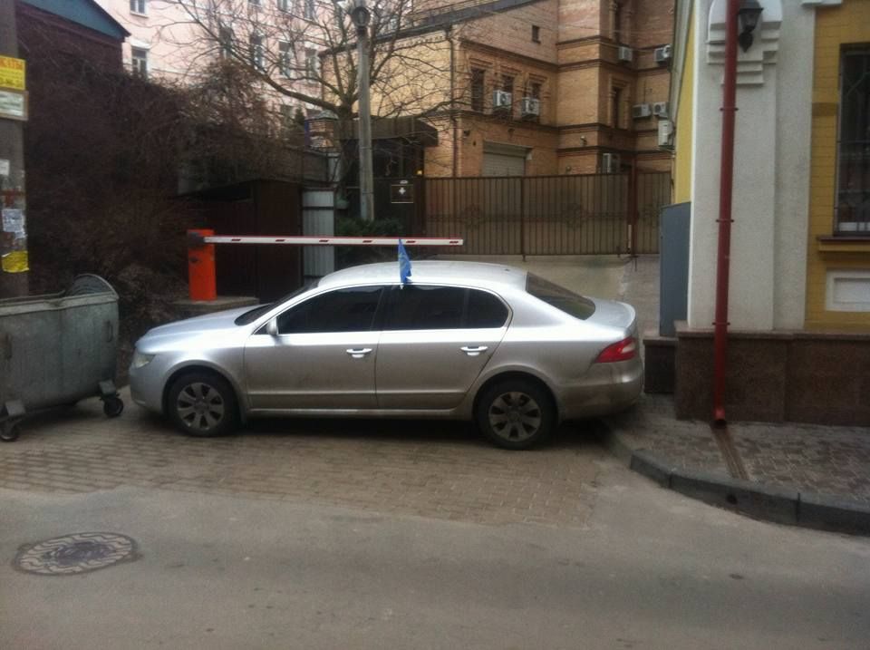 Заблокированы автомобилями выезды с территории Соломенского райсуда Киева. Фото: facebook.com/automaidan