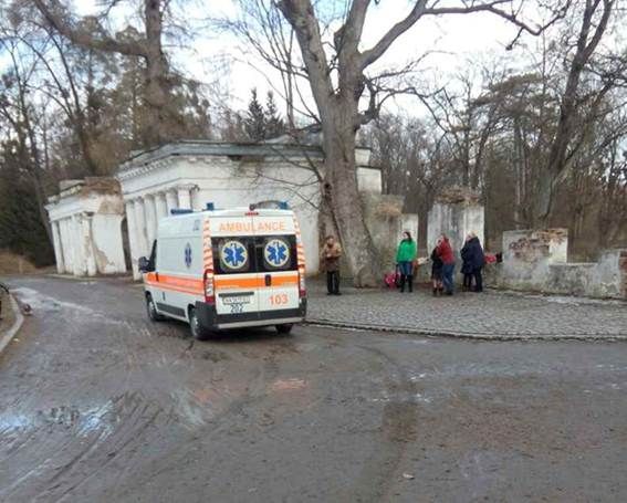 Лікарі перевіряють стан здоров'я дітей, які провалилися під лід. Фото: npu.gov.ua