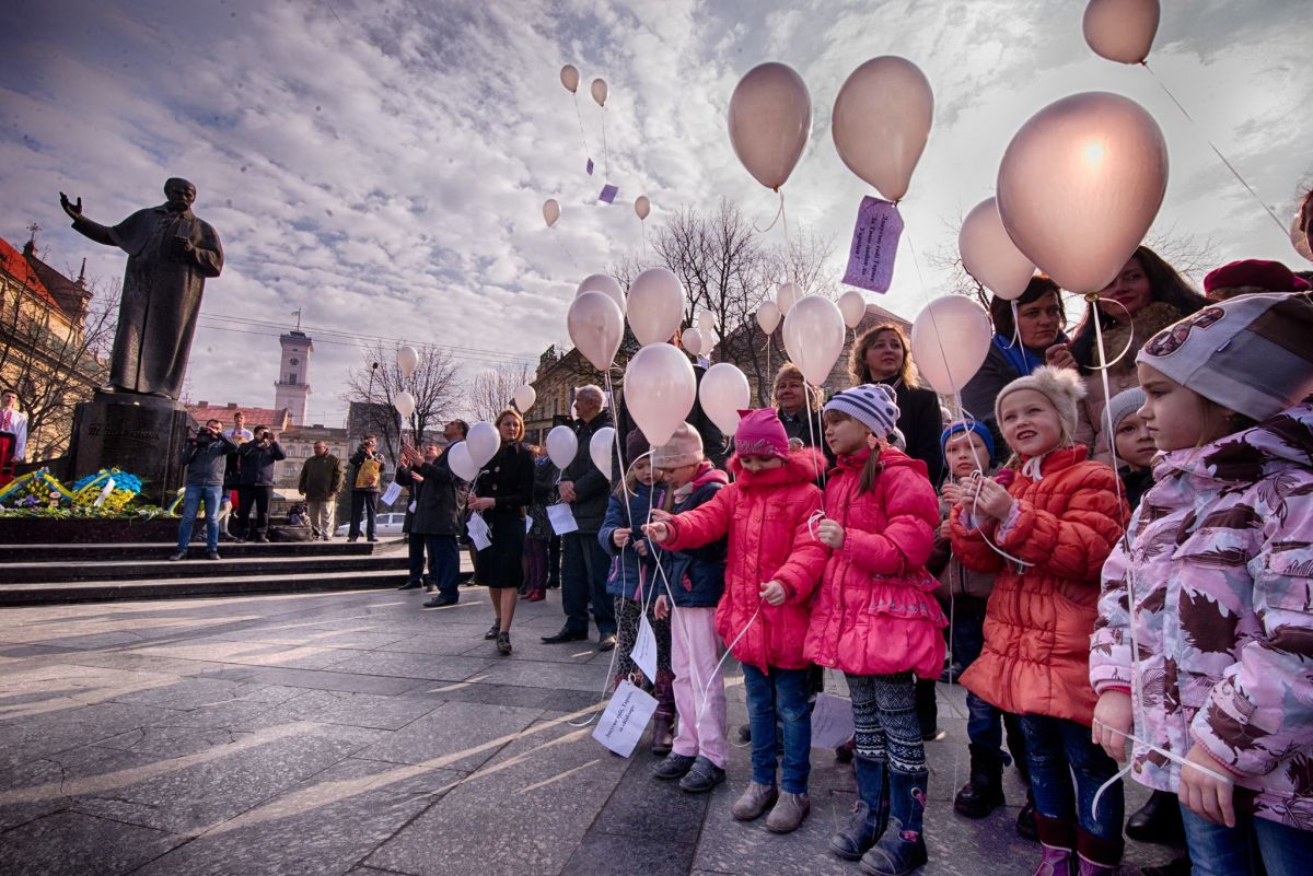 Воздушные шары со стихами отпустили в небо. Фото: facebook.com/serg.bobra
