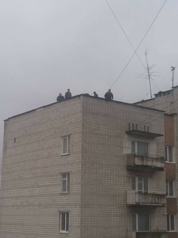 Школьник, играя в группе 