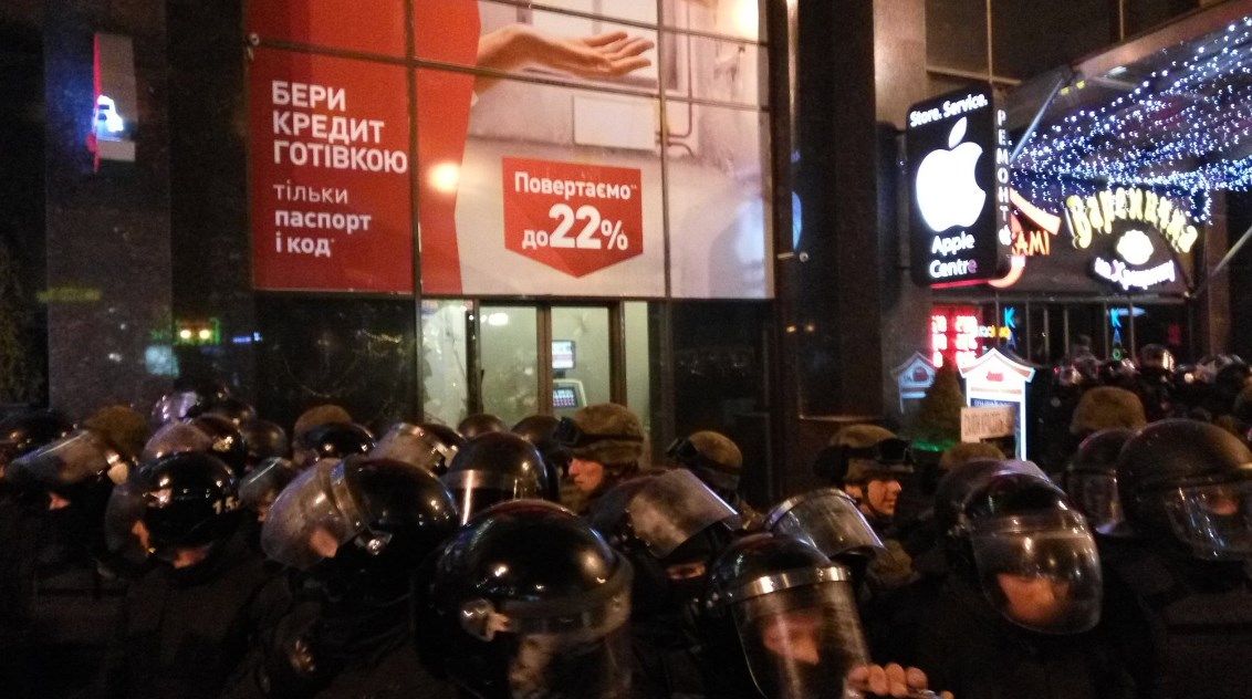 Будівля Альфа-банку оточили силовики. twitter.com/Zoreslav4yk