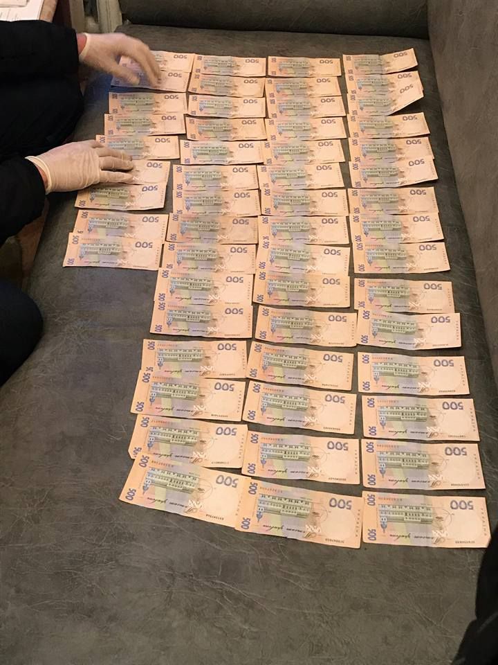 Средства, обнаруженные у взяточника. Фото: facebook/LlutsenkoYuri