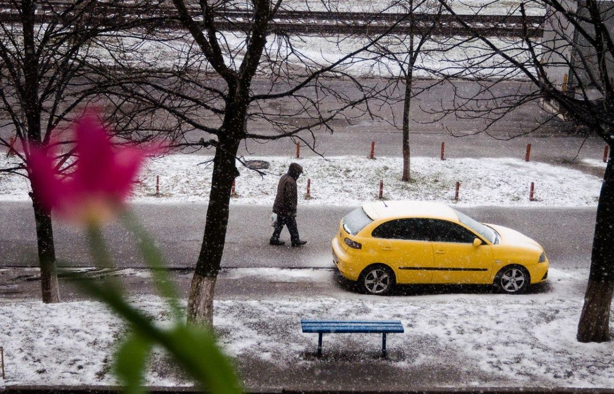 Погода в Киеве сегодня предложила на выбор снег или град. Фото: Lesya Parasolka