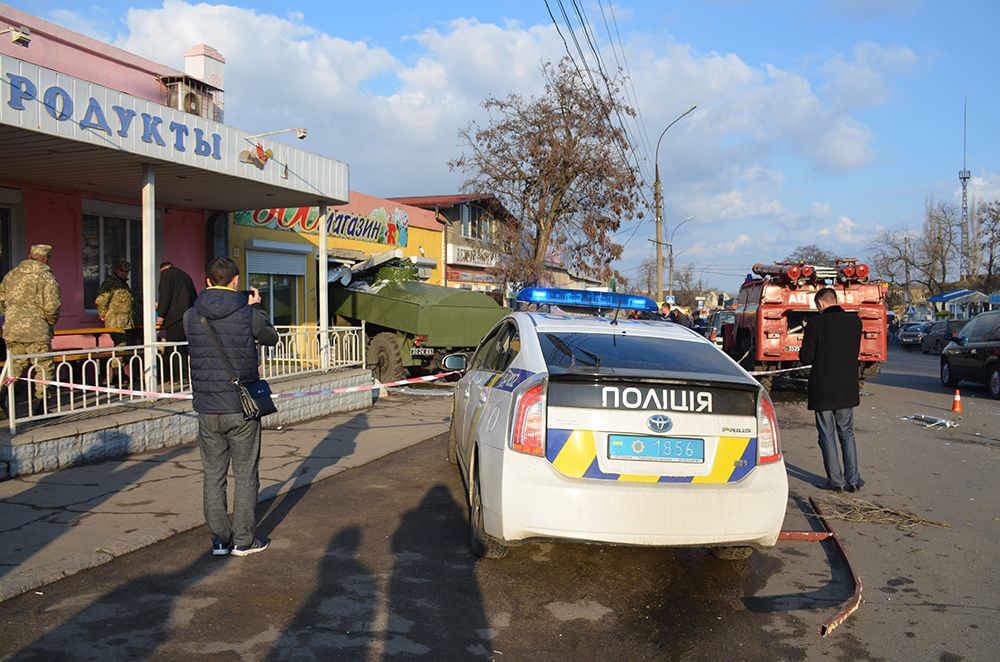 Бензовоз въехал в магазин в Николаеве. Фото:mk.dsns.gov.ua