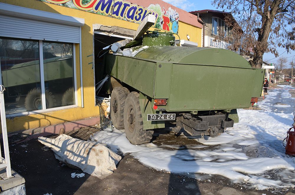 Бензовоз въехал в магазин в Николаеве. Фото:mk.dsns.gov.ua