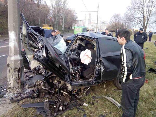 Тело водителя доставали из автомобиля спасатели. Фото: dv-gazeta.info