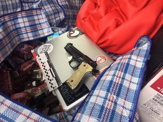 У чоловіків знайшли техніку та зброю. Фото: npu.gov.ua
