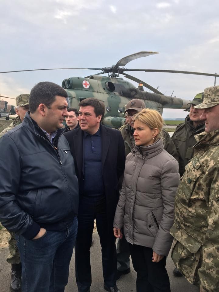 Гройсман уже прибыл на место происшествия в Балаклее. Фото: facebook.com/dmytro.stoliarchuk