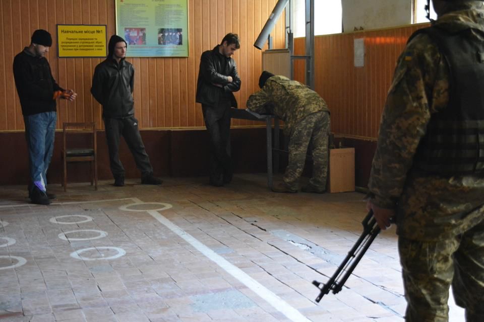 Нарушители переданы представителям Национальной полиции в Василькове. Фото: facebook.com/GeneralStaff.ua