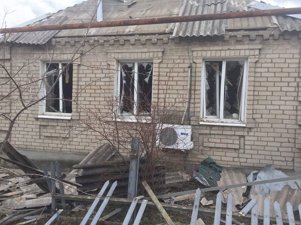 Разрушения после обстрелов боевиков. Фото: facebook.com/Vyacheslav.Abroskin