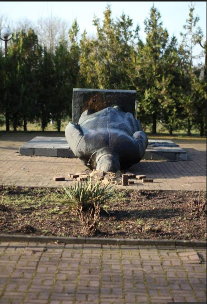 памятник весом в четыре тонны лежал на задворках Чопского 