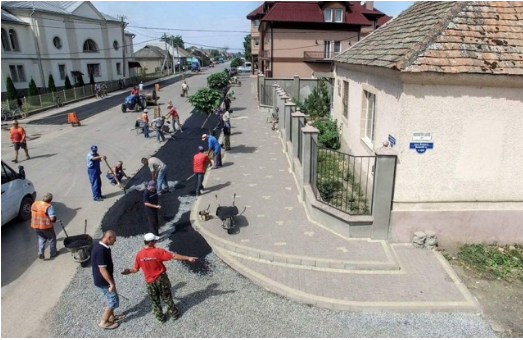 Дорогу в Велекой Доброни ремонтировали всем селом. Фото: mukachevo.net