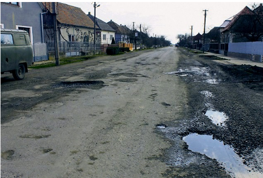Так дорога выглядела после государственного ремонта. Фото: mukachevo.net