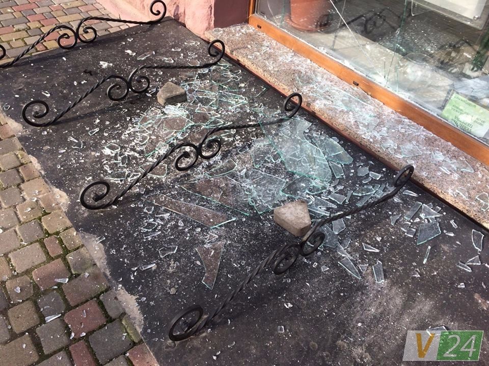 Работники банка не стали вызывать полицию после ночного погрома