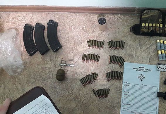 Правоохранители изъяли оружие и боеприпасы. Фото: lg.npu.gov.ua