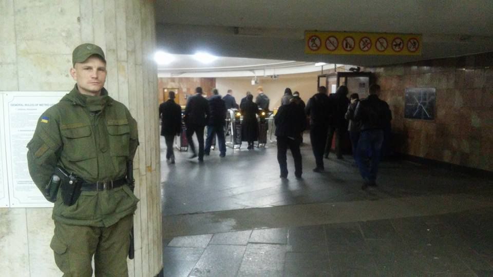 Киевское метро охраняют кинологи и нацгвардийцы. Фото: facebook.com/Оксана Блищик