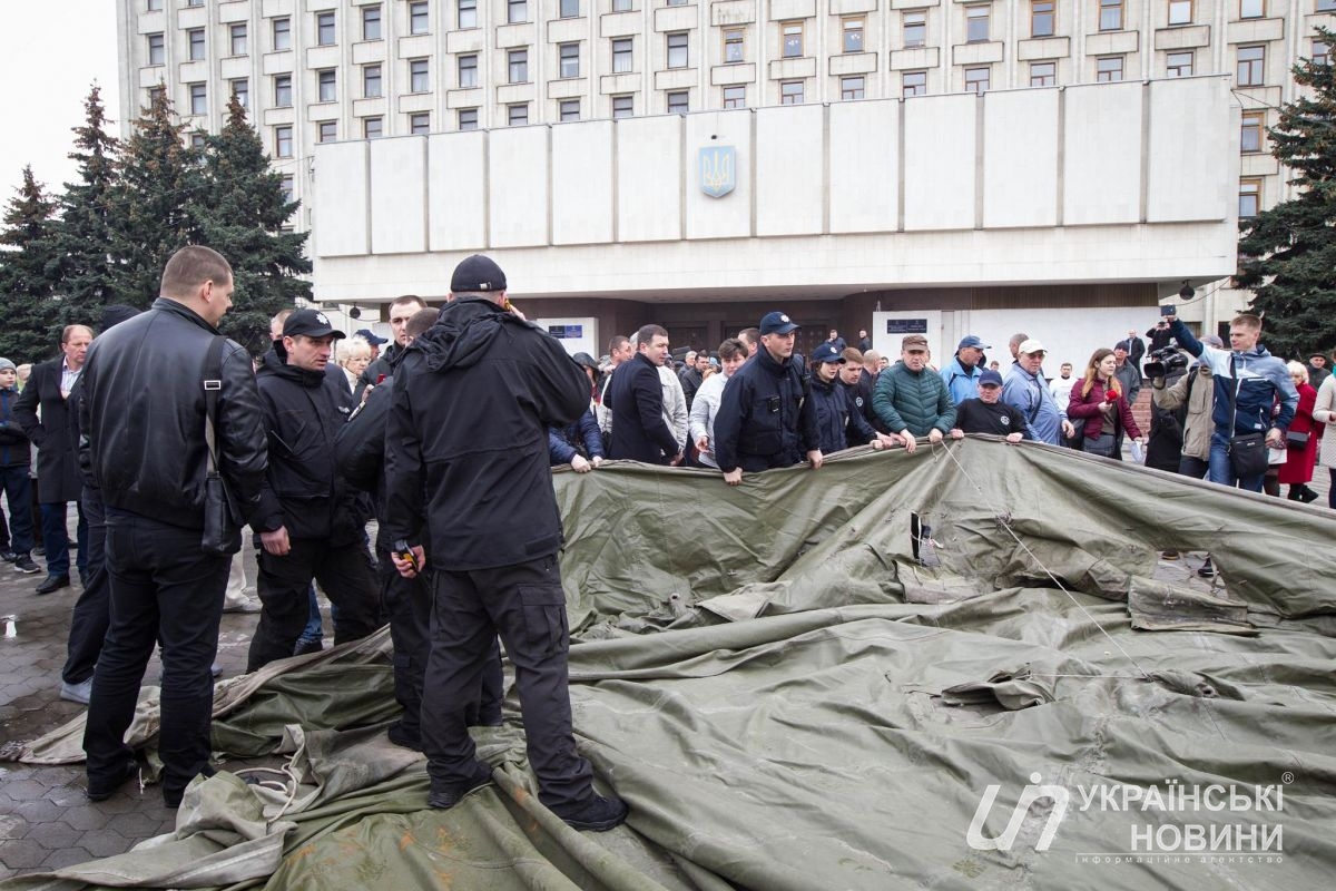 Маршрутчики требуют не снижать плату за проезд. Українське фото Маршрутчики требуют не снижать плату за проезд. Українське фото