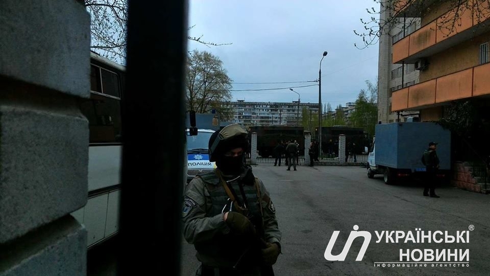 До будівлі не допускають нікого, крім преси