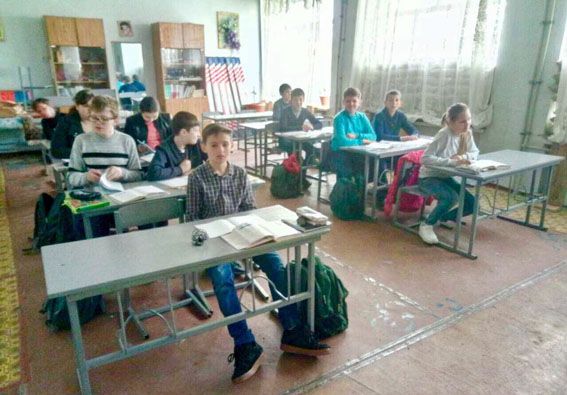 Боевики стреляли в направлении школы в Марьинке. Фото : dn.npu.gov.ua