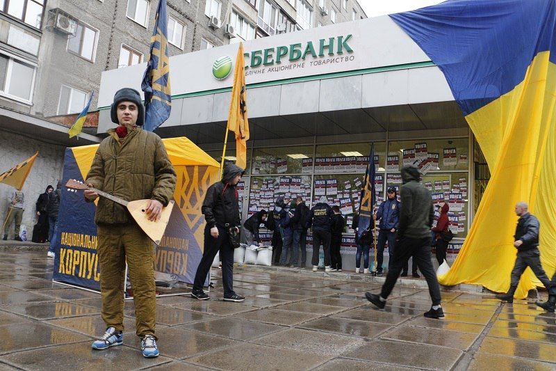 Заблокований відділення Ощадбанку в Днипре. Фото: informator.dp.ua