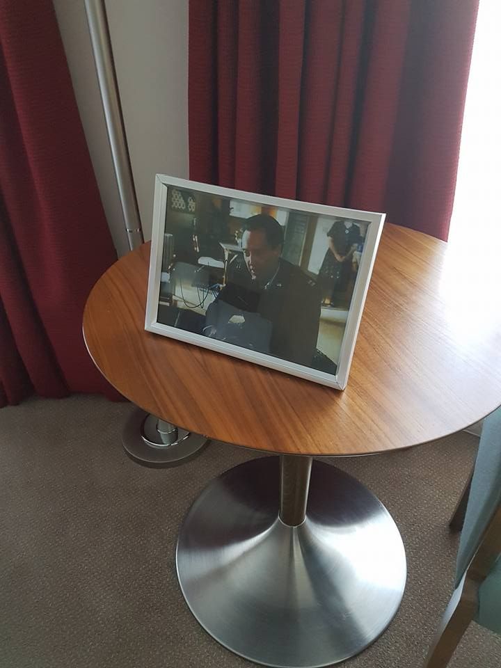 Тільки не зовсім ясно, справжній залишений автограф, чи ні. Фото: facebook.com/danielbuckleyd