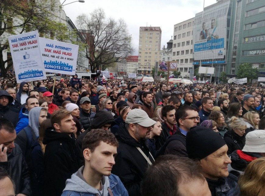У Братиславі школярі організували багатотисячний мітинг. @pavolszalai